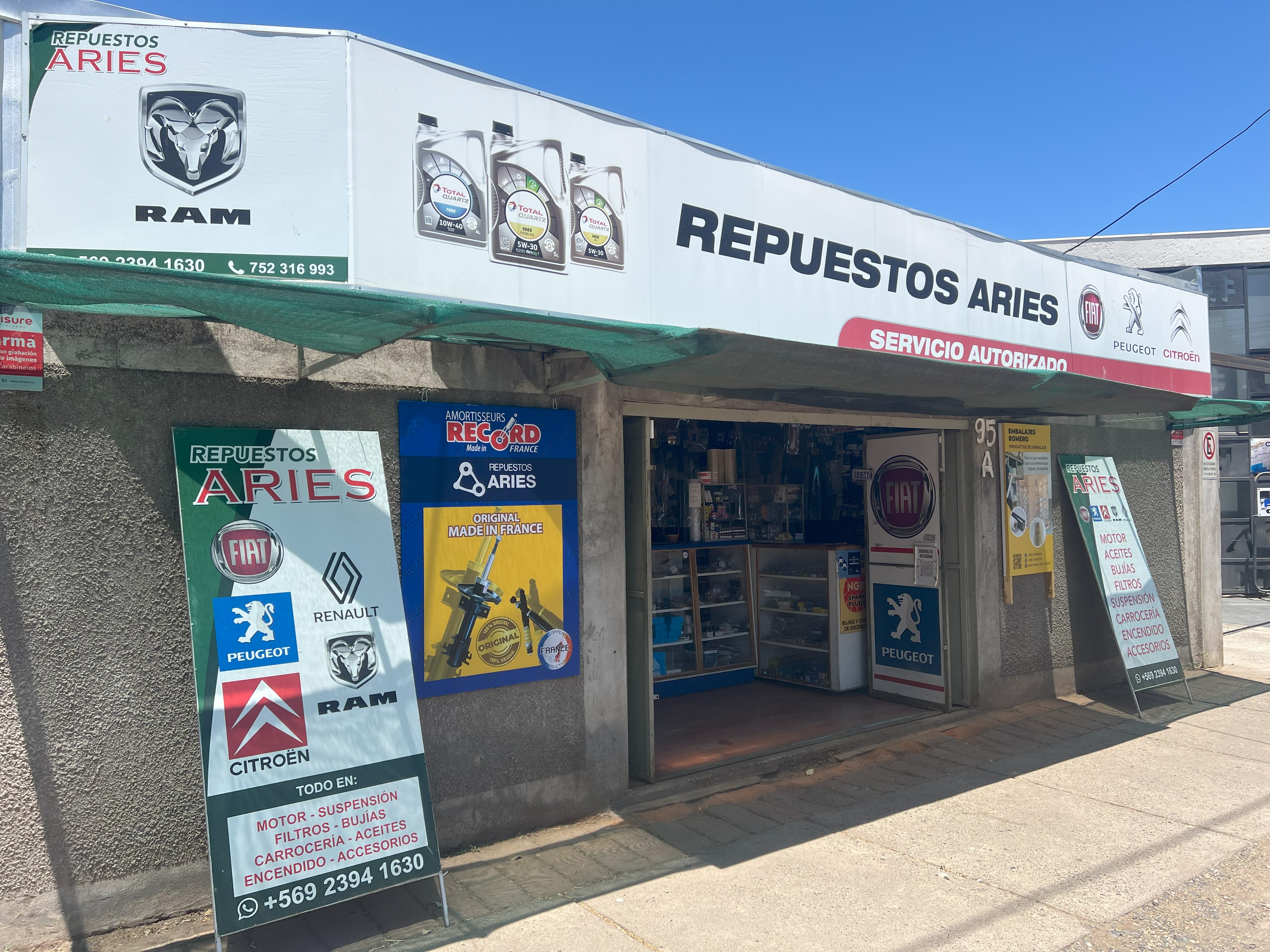 Vista exterior de la tienda Repuestos Aries con logos de marcas